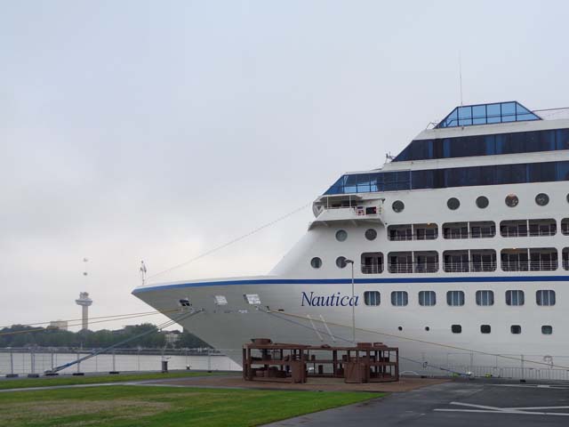 Cruiseschip ms Nautica van Oceania Cruises aan de Cruise Terminal Rotterdam